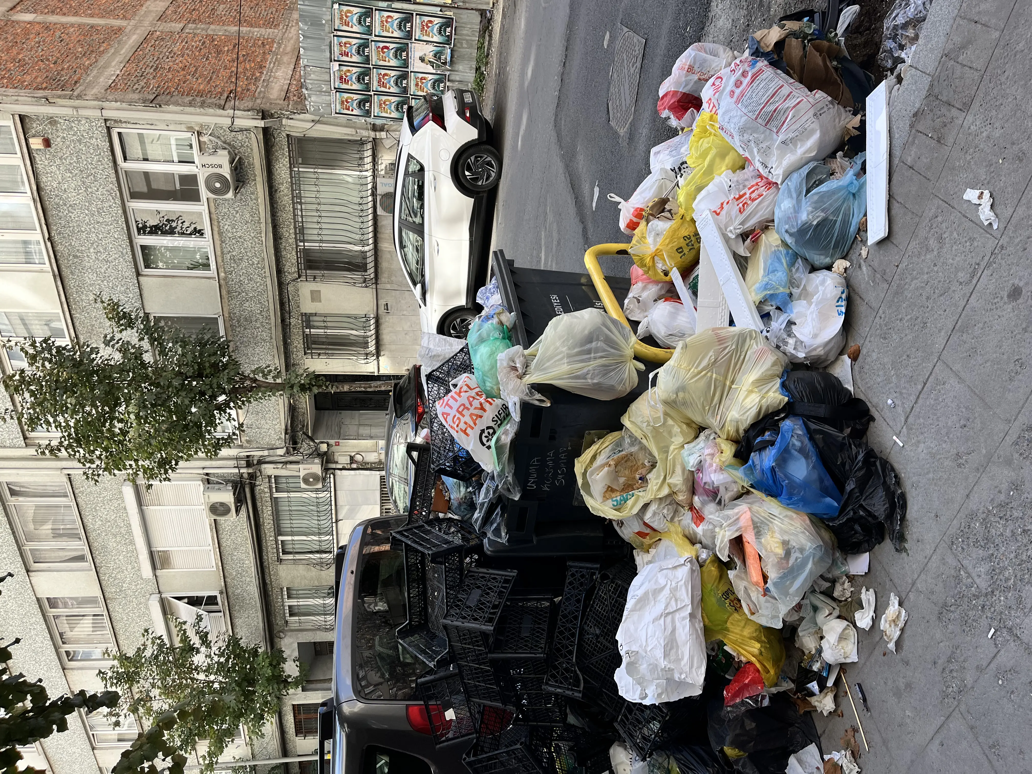 Çöpler Birikiyor